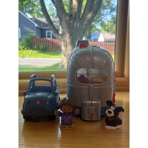 Fisher-Price Little People Light Up Learning Camper Playset With Figures - Picture 6 of 9